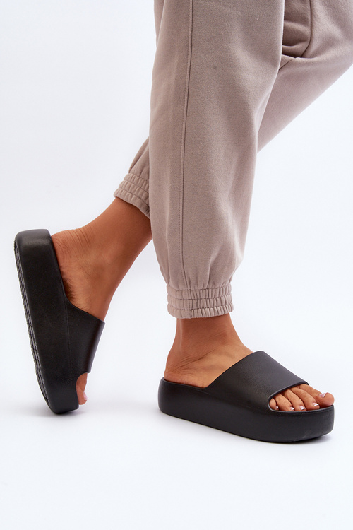 Жіночі чорні кросівки на товстій підошві Oreithano