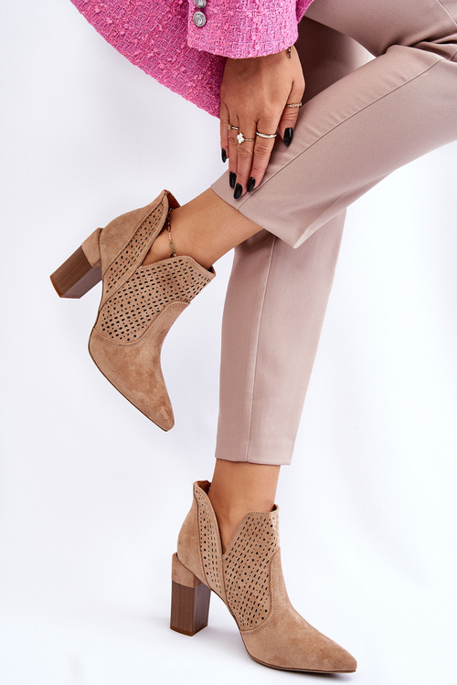 Модні замшеві ажурні чоботи на підборах бежеві Genevi