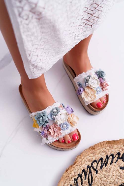 Жіночі шльопанці з квітами на товстій підошві білі Amadeo