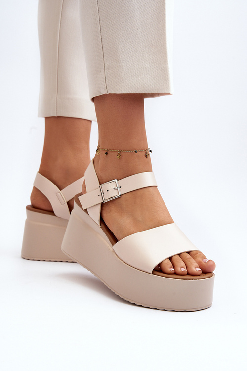 Жіночі босоніжки на танкетці бежевого кольору Geferia