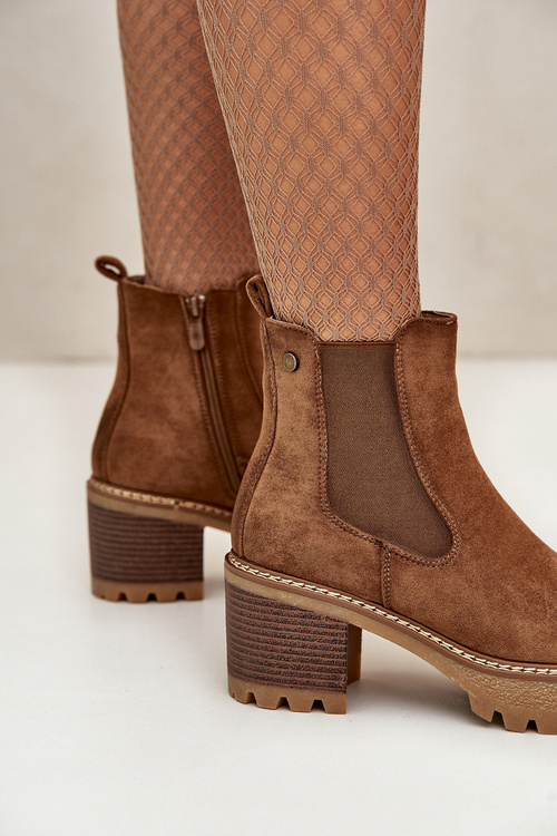 Жіночі утеплені чоботи на підборах з еко-замші коричневого кольору Irissinae