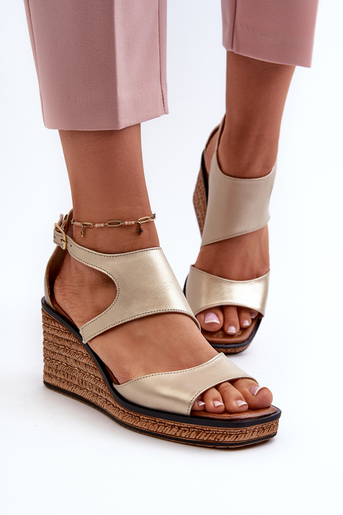 Жіночі шкіряні босоніжки на танкетці Maciejka 06657-25 золото