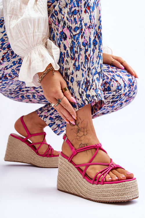 Модні босоніжки на танкетці з косою кольору фуксії Nessia