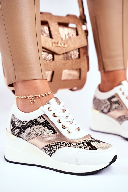 Шкіряні кросівки на танкетці GOE GG2N3045 Білі