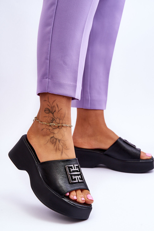 Жіночі шкіряні тапочки на платформі з прикрасами чорного кольору Renna