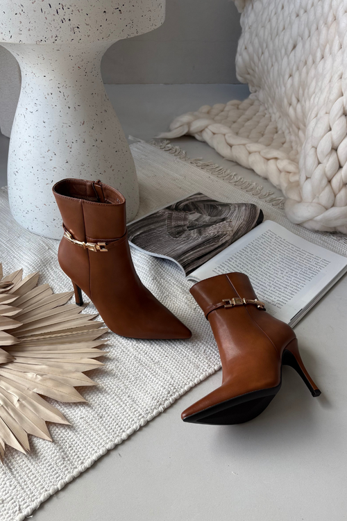 Жіночі черевики на каблуці з ремінцем і золотим елементом ізольовані Camel Bellisse