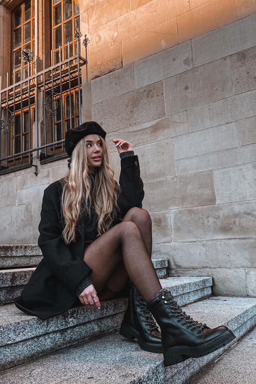 Жіночі трапери з еко-шкіри чорні Bellora