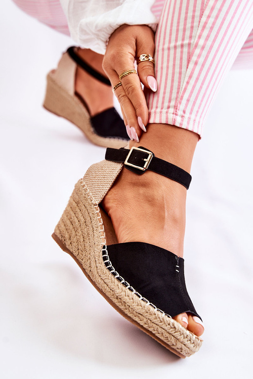 Зручні жіночі босоніжки на танкетці Dellia чорного кольору