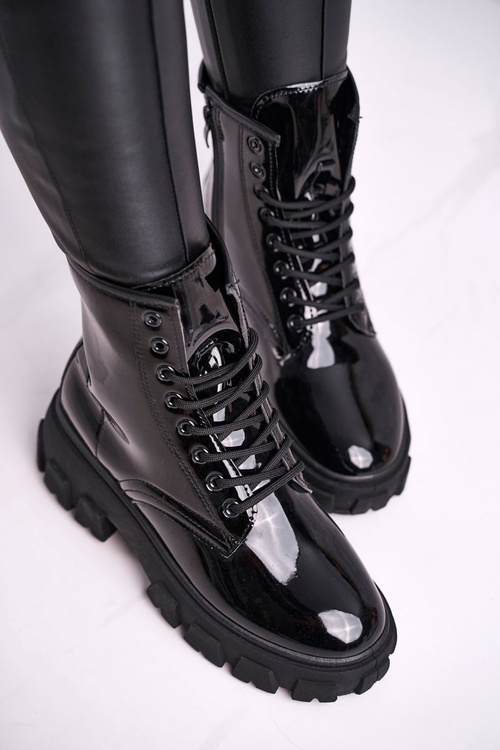 Чоботи жіночі на плоскій підошві лаковані чорні Linzo