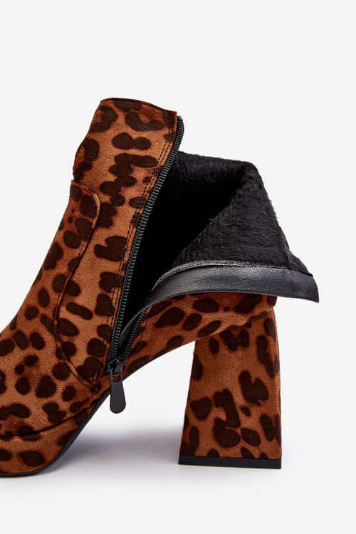 Шкіряні чоботи з тваринним візерунком на масивному каблуці. Коричневий абноус