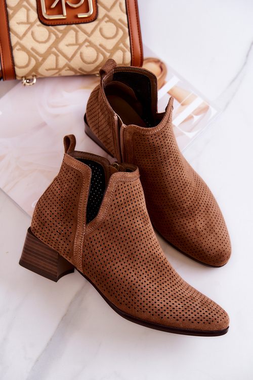Ажурні замшеві чоботи з вирізом коричневого кольору