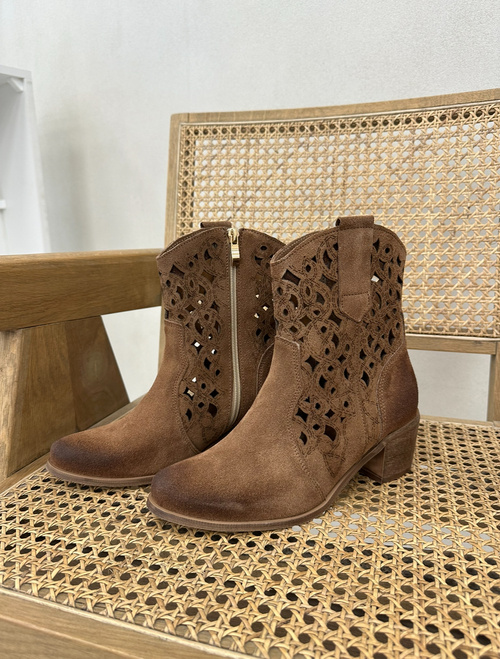 Жіночі чоботи на підборах з перфорованим малюнком коричневі Lewski 3394/2