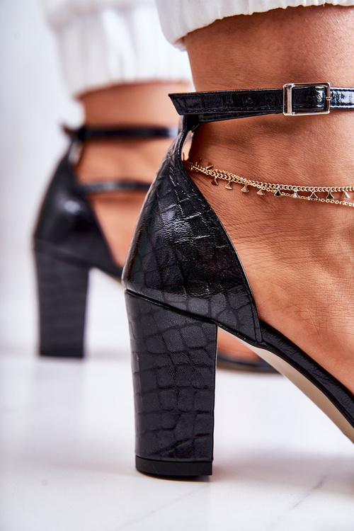 Жіночі шкіряні босоніжки з кристалами Black Ramona