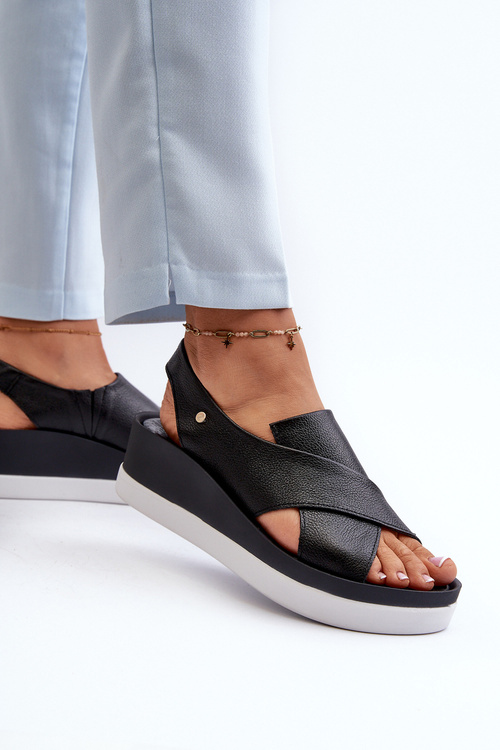 Чорні шкіряні босоніжки на танкетці Zazoo 40256