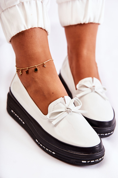Жіночі лаковані лофери на танкетці білі оборки