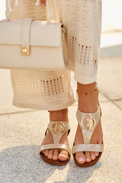 Жіночі сандалі на плоскій підошві з декором S.Barski KV27-051 золото