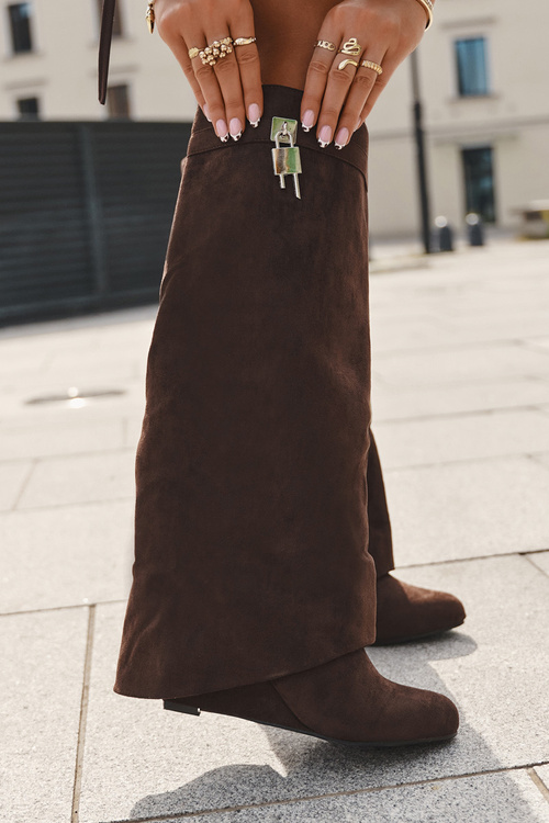 Жіночі чоботи на платформі з ремінцем і срібним елементом шоколадні Korivelle