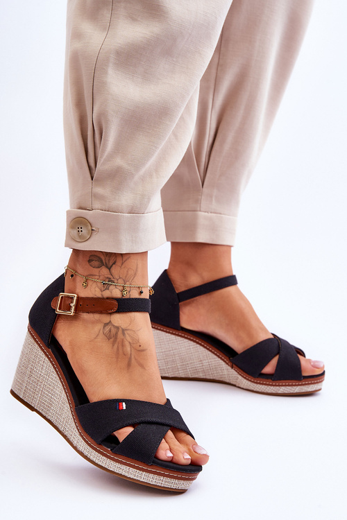 Жіночі босоніжки на танкетці чорні Veenus