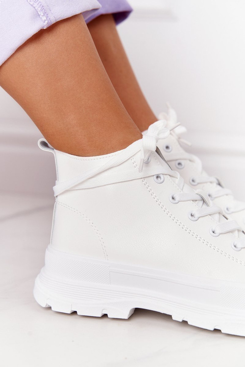 Жіночі шкіряні кросівки на масивній підошві білого кольору Trissy