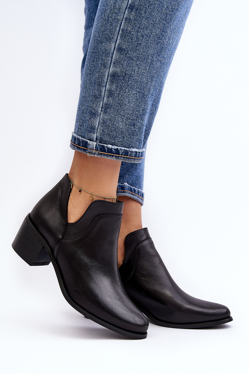 Чорні шкіряні чоботи з вирізами на каблуці Dalros