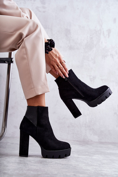 Жіночі замшеві чоботи на підборах чорного кольору Maricruz