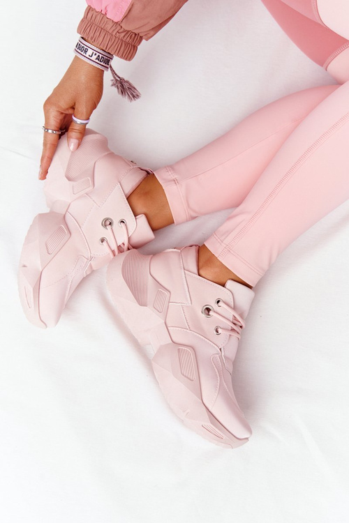 Жіночі кросівки на масивній підошві рожевого кольору