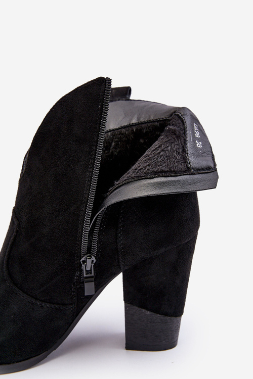 Шкіряні ковбойські чоботи на підборах чорного кольору