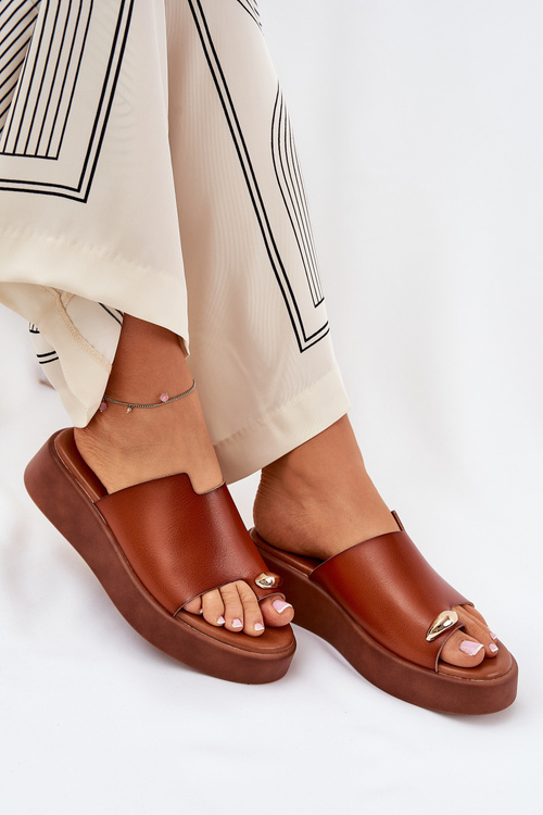 Жіночі сандалі на платформі та низькому каблуці з декоративним елементом Camel Saqesse