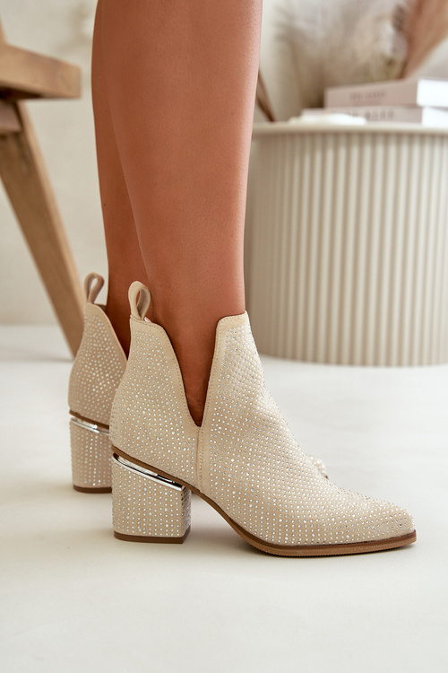 Жіночі чоботи з гострими носами на підборах з прикрасами бежеві Fararia