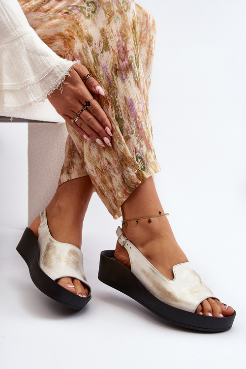 Жіночі шкіряні босоніжки на товстій підошві золоті зіпсовані Zazoo 2893