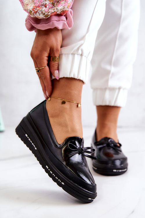 Жіночі лаковані лофери на танкетці чорні з оборками