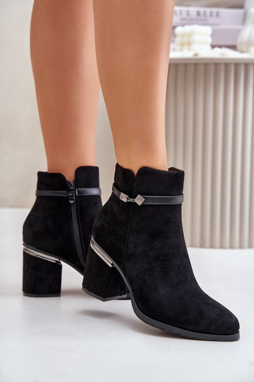 Утеплені жіночі чоботи на підборах з декоративним ремінцем чорні Vinceza 16446