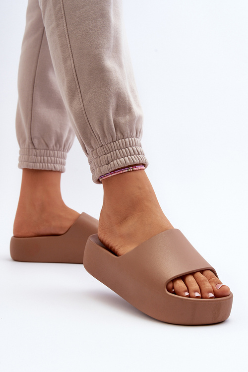 Жіночі шльопанці на товстій підошві коричневого кольору Oreithano