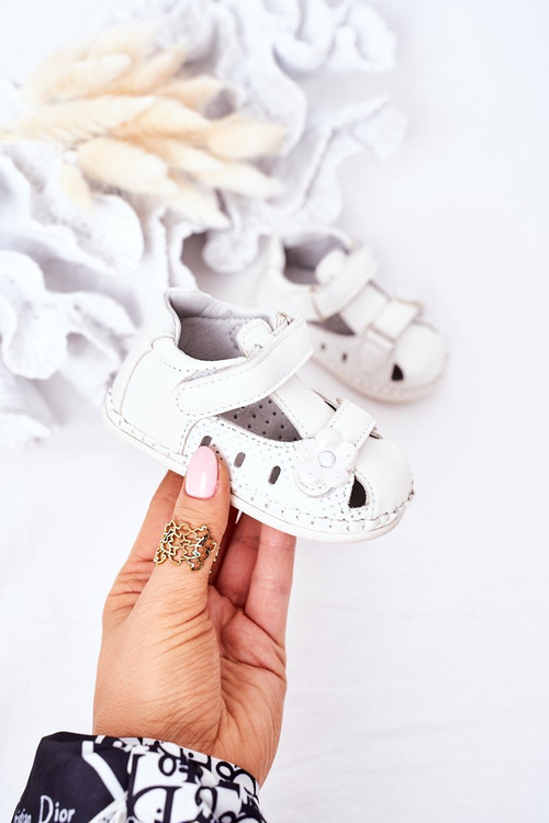 Дитячі шкіряні босоніжки на липучці білі квіти