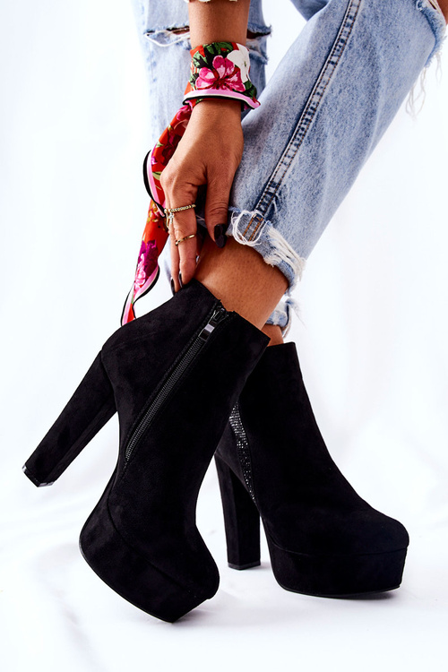 Чорні замшеві чоботи на високому каблуці