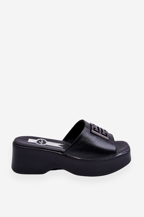 Жіночі шкіряні тапочки на платформі з прикрасами чорного кольору Renna