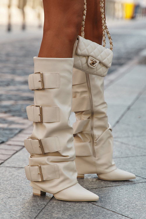 Жіночі чоботи на високому каблуці з повернутим халявою та золотою пряжкою Світло бежеві Isavelle