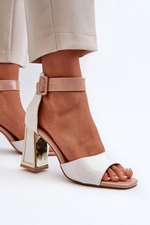 Білі лаковані босоніжки на підборах Adrianu