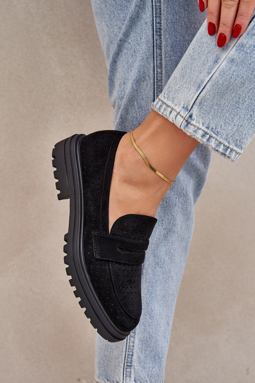 Перфоровані лофери на плоскому каблуці чорні Inestelle