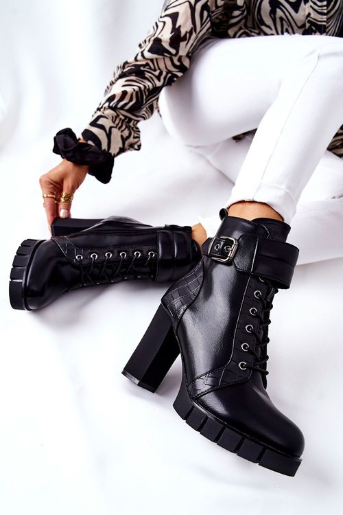 Чорні високі чоботи на шпильці