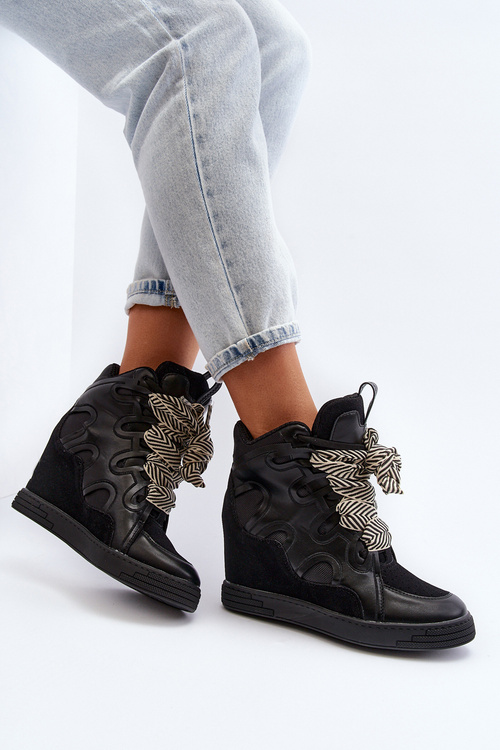 Жіночі кросівки на танкетці чорні Leoppa