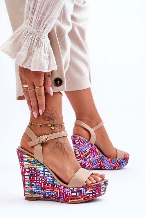 Жіночі босоніжки на кольоровій танкетці бежеві Malibu