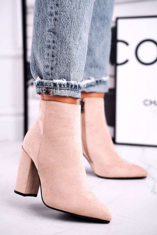 Жіночі чоботи на каблуці замшеві бежеві акули