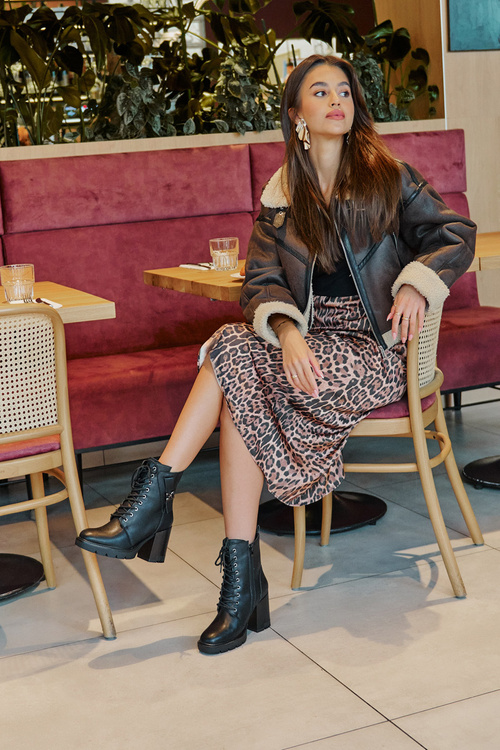 Утеплені чоботи на підборах із золотими деталями чорного кольору Ivarisse