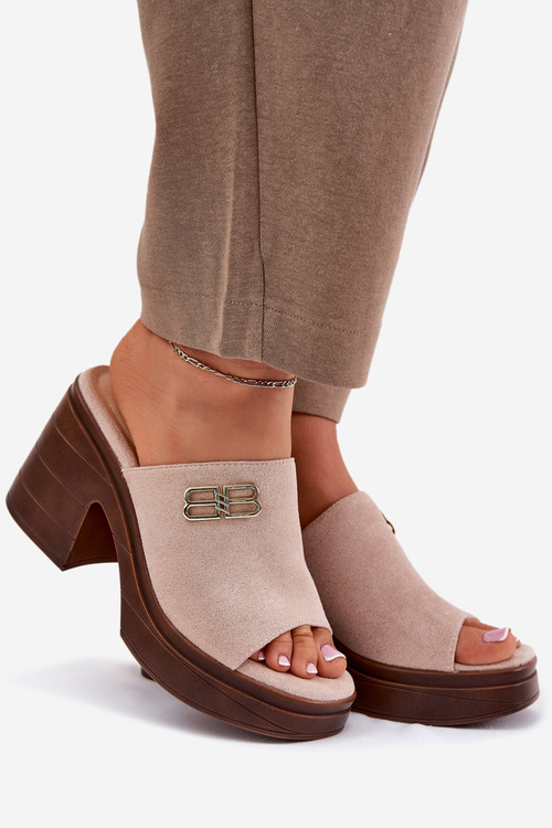 Жіночі сандалі на масивному каблуці зі золотим елементом Vinceza 17400 бежеві