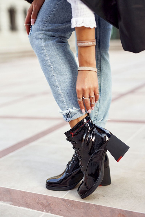 Жіночі чоботи на високих підборах лаковані чорні роблять це краще