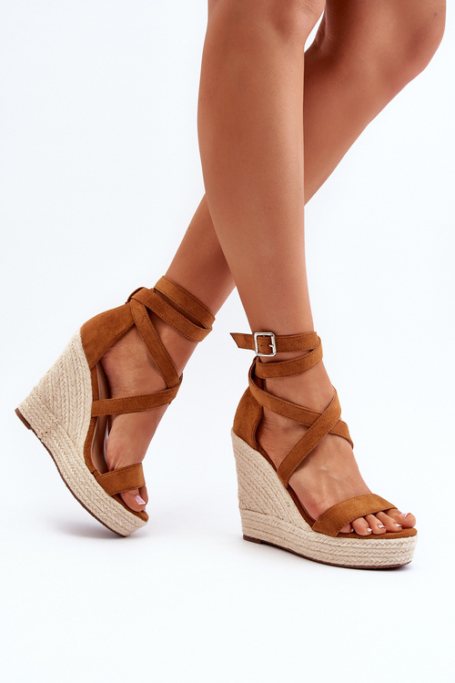 Босоніжки на танкетці з плетеними деталями. Коричневий сальт