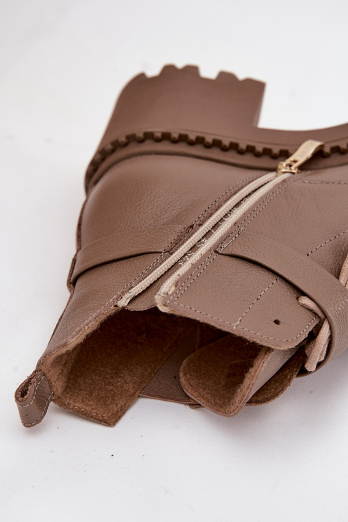 Шкіряні жіночі ботильйони на каблуці з оздоблювальним ремінцем з підкладкою Zazoo 60557 темно-бежеві