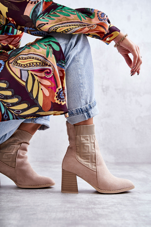 Жіночі замшеві чоботи з носком бежеві Montes