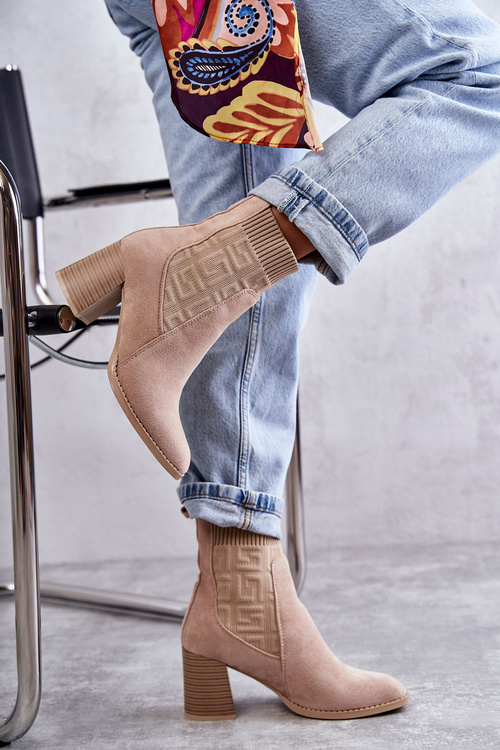 Жіночі замшеві чоботи з носком бежеві Montes